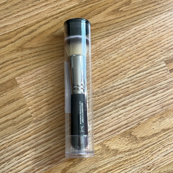 it cosmetics Makeup Heavenly Luxe Flat Top Buffing Foundation Brush
